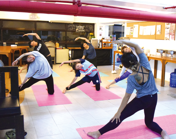Chúng tôi có lớp học Yoga miễn phí vào thứ Hai hàng tuần (7:00 tối - 8:00 tối) do giáo viên người Philippines hướng dẫn. 